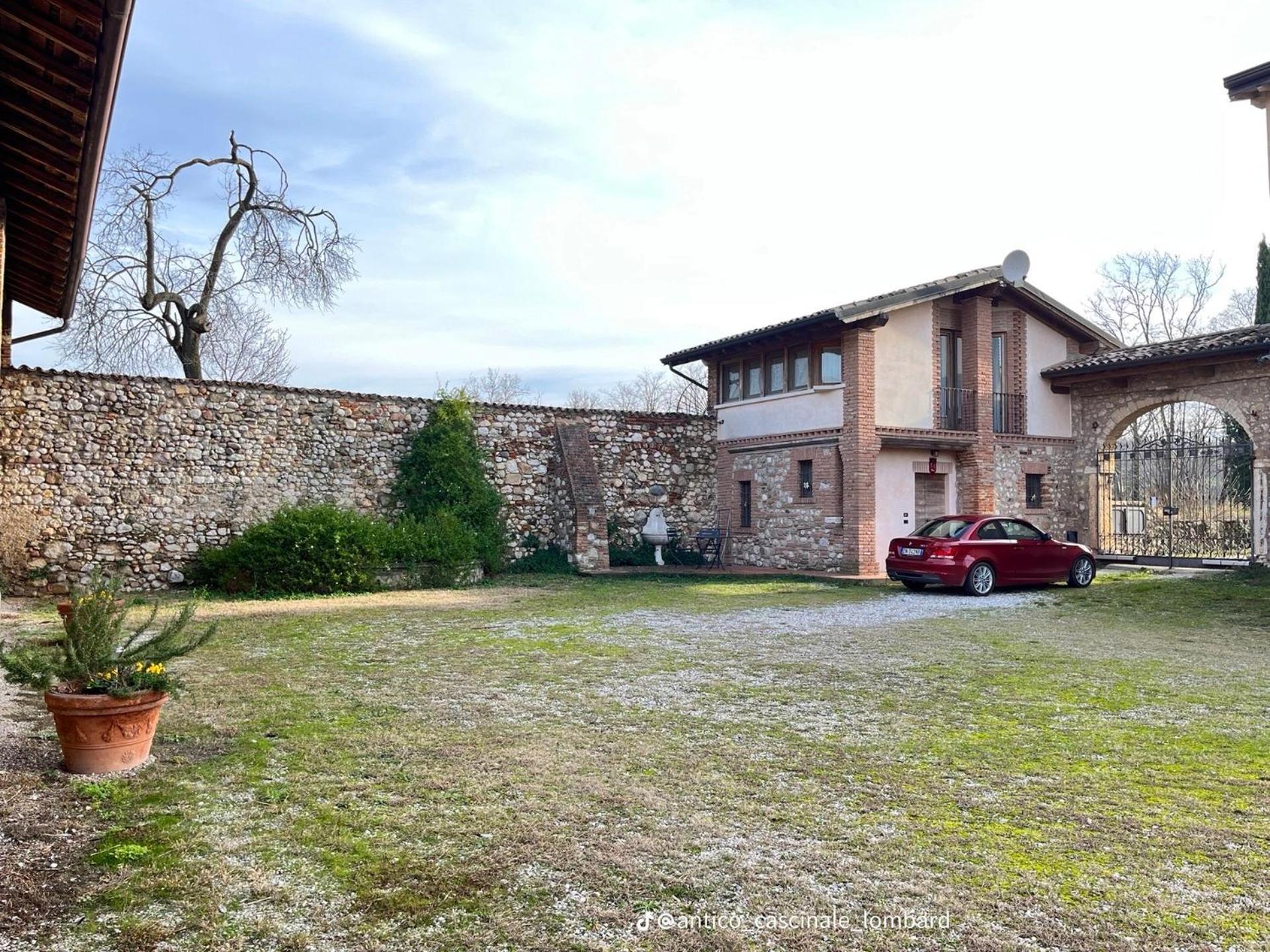 مبيت وإفطار لوناتو Antico Cascinale Lombardo المظهر الخارجي الصورة