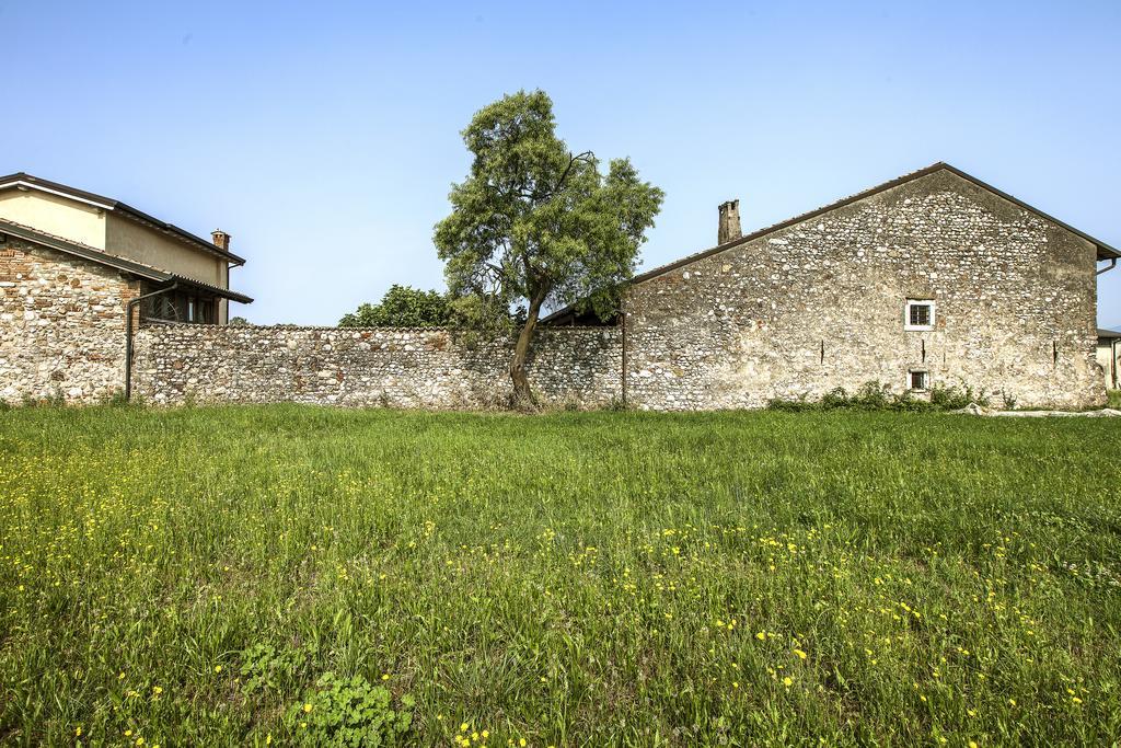 مبيت وإفطار لوناتو Antico Cascinale Lombardo المظهر الخارجي الصورة